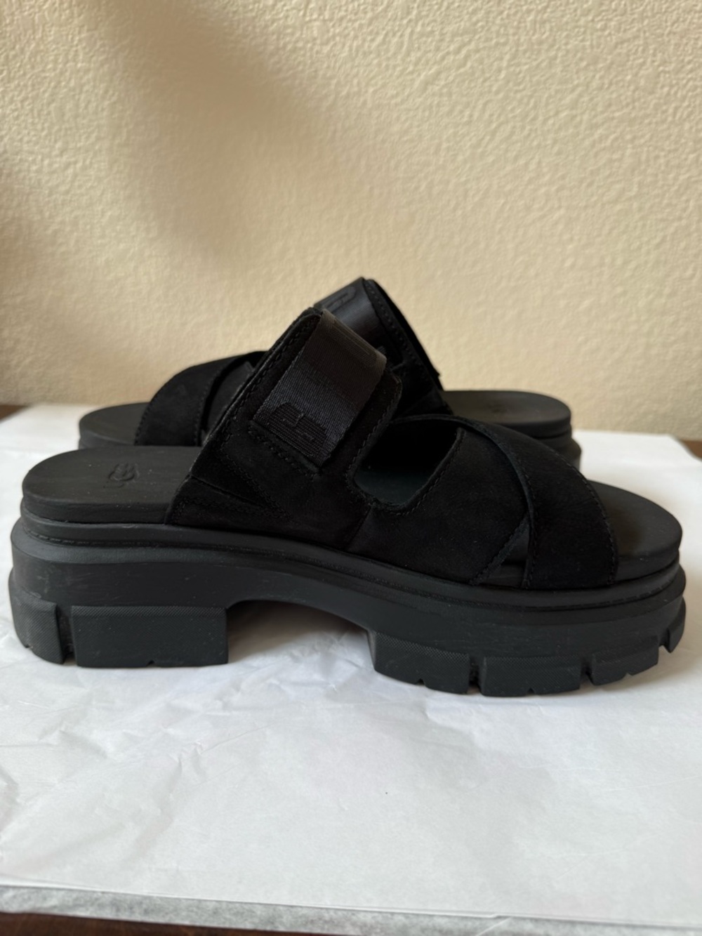 UGG Ashton Slide Platform Sandals Black Suede Size 9 EUC - Picture 5 of 14